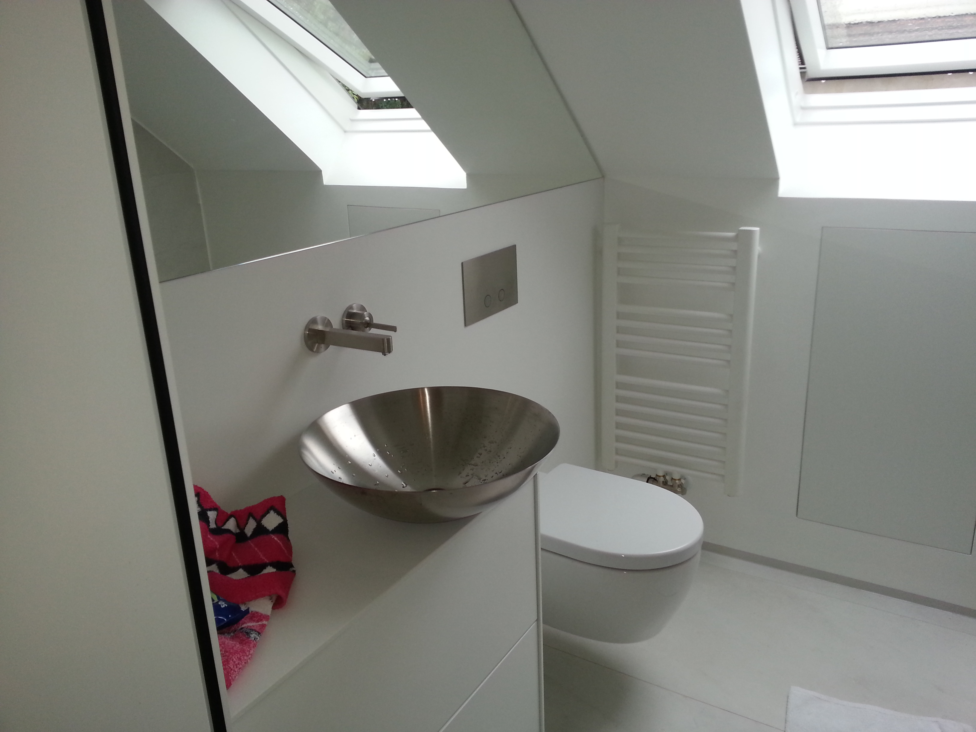 Dachgeschoss-Bad mit Edelstahl-Aufsatzbecken – Projekt von Thomas Ende Heizung & Sanitär.