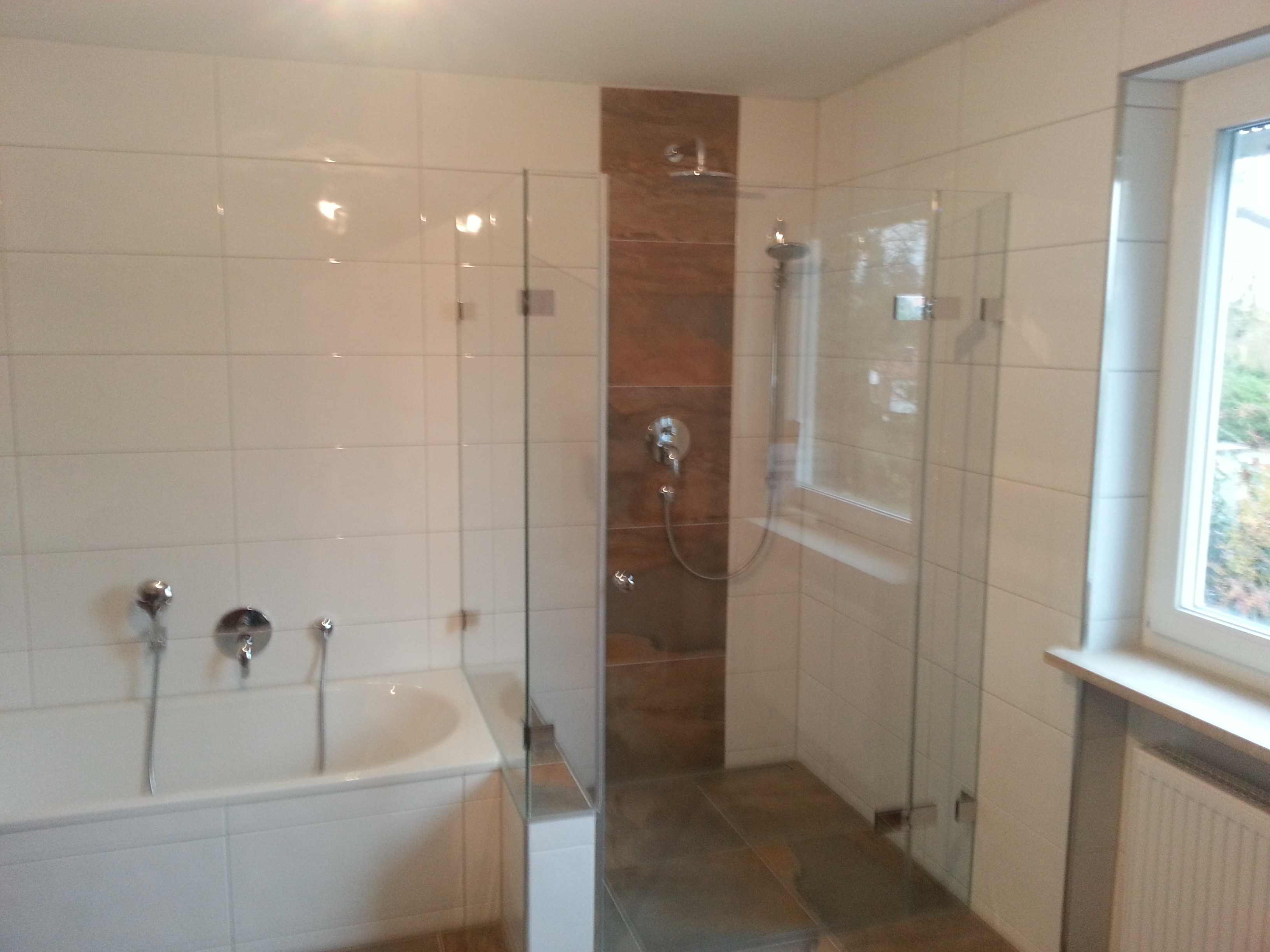 Modernes Bad mit Walk-in-Dusche – realisiert von Thomas Ende Heizung & Sanitär.
